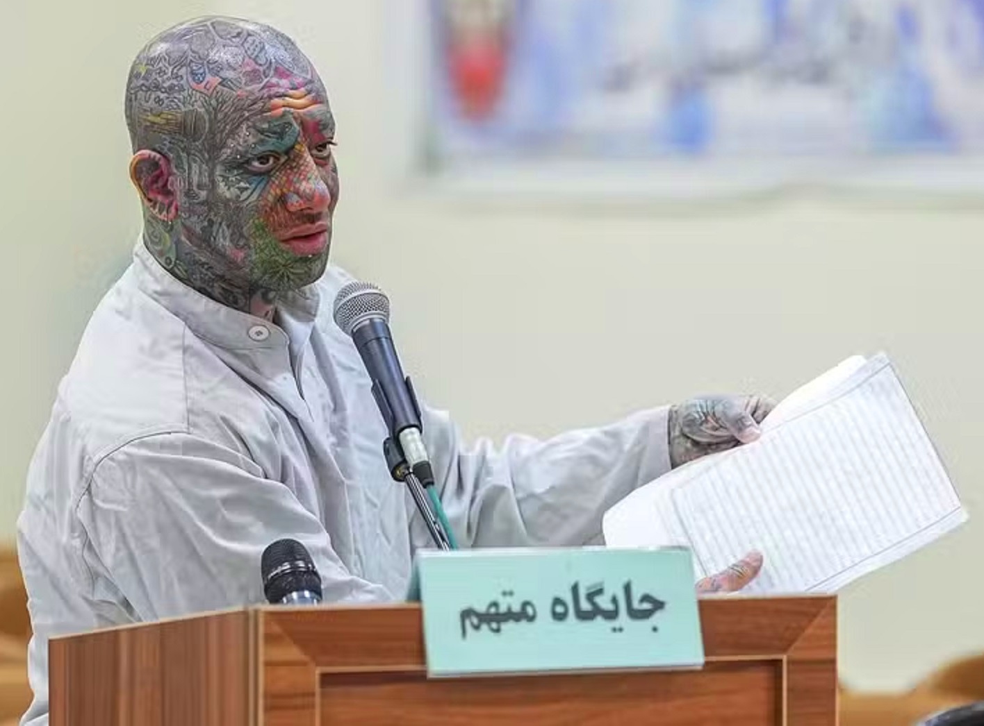Tataloo discursa durante seu julgamento no Tribunal Revolucionário em Teerã, Irã, em 23 de abril de 2024