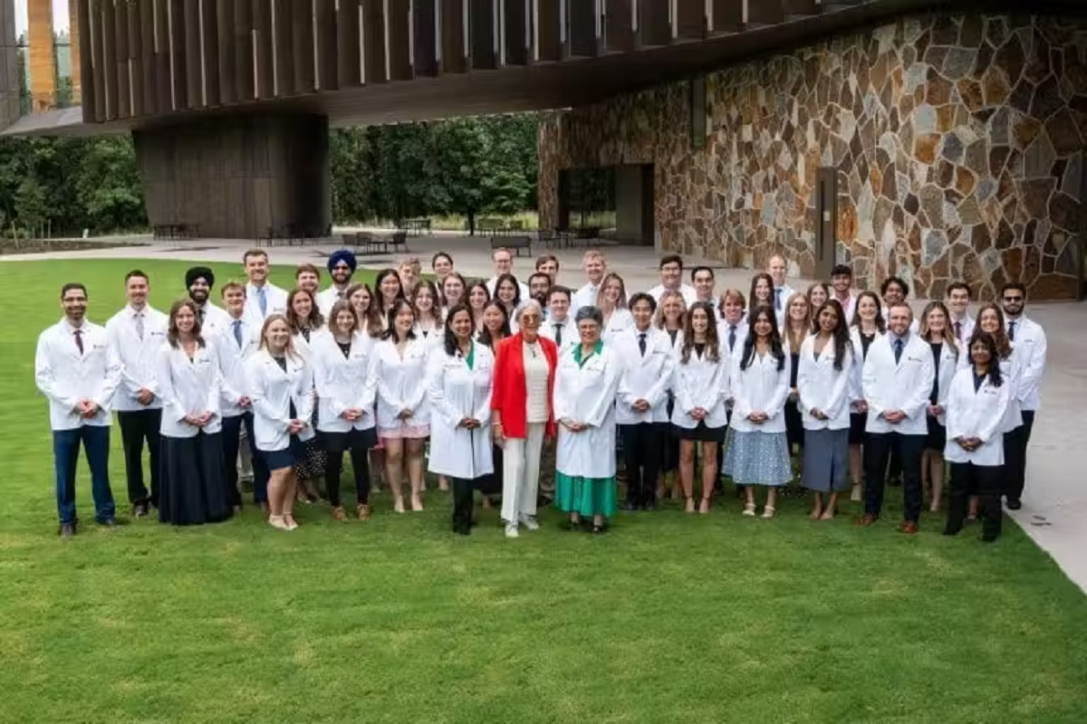 A primeira turma de 48 anos alunos da faculdade de medicina aberta pela herdeira do Walmart – Foto: Alice L. Walton School of Medicine