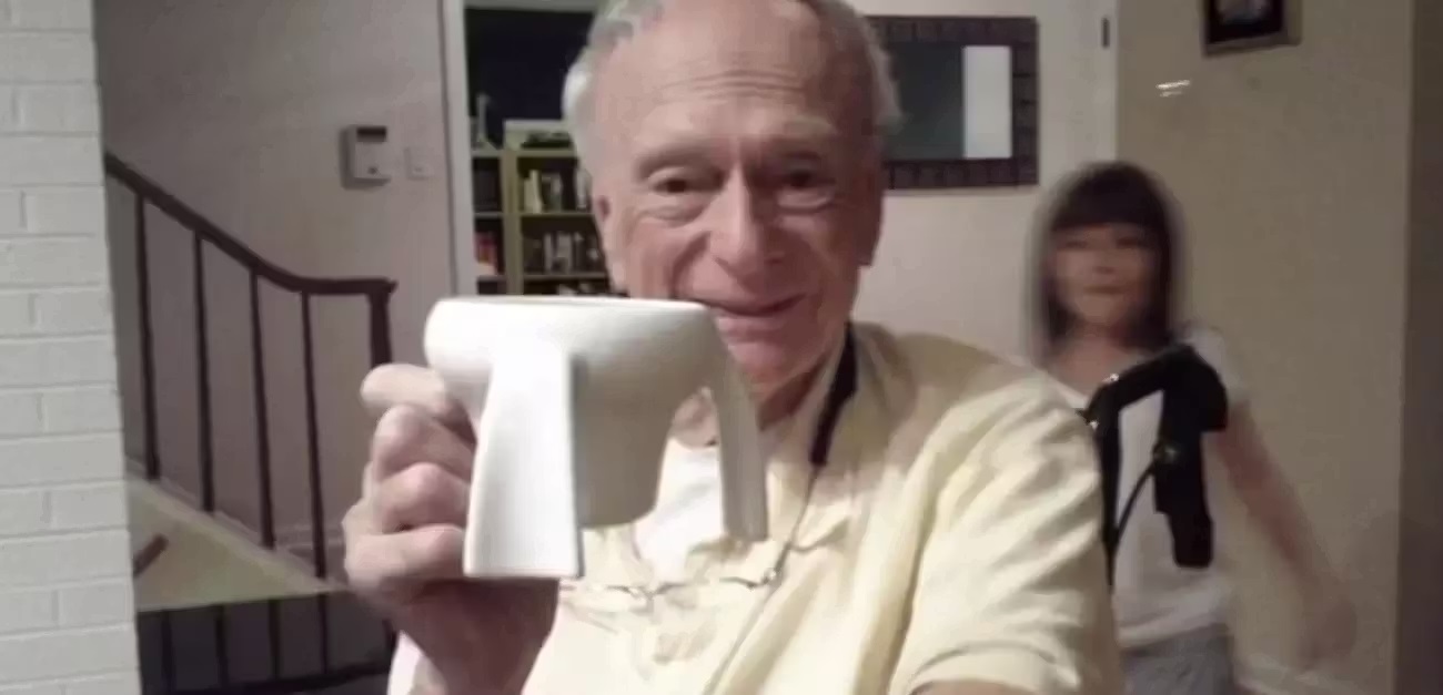 A caneca que a Lily criou em 2014 para ajudar o avô com Parkinson