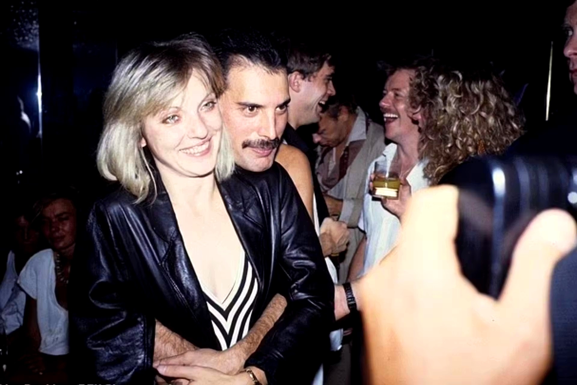 Freddie Mercury e Mary Austin, a ex-noiva que herdou metade do patrimônio do artista