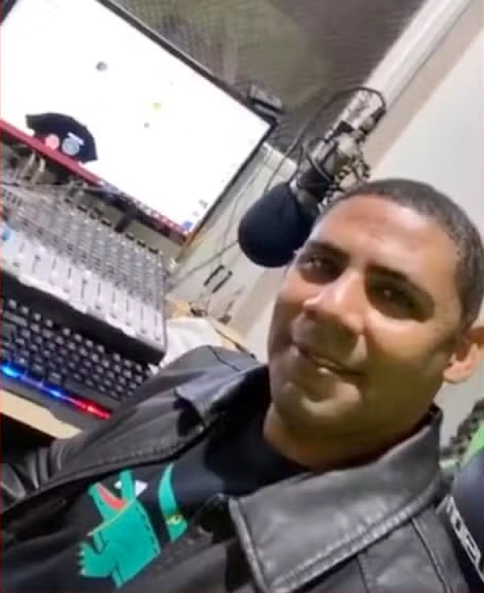 O padre tinha uma rádio web com programação 24h por dia.