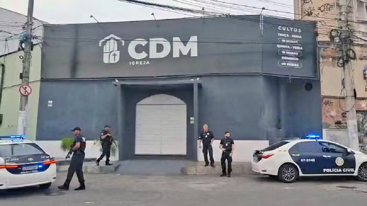Agentes cumprem mandado na Casa dos Milagres, em Niterói, na Operação Blasfêmia
