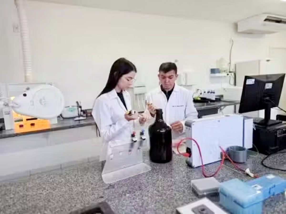 Os estudantes criaram a tecnologia em tempos que as bebidas adulteradas viraram notícia no Brasil – Foto: UFPB