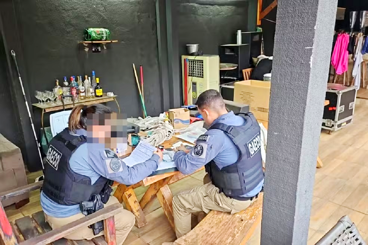 Policiais militares do PR e um policial civil de São Paulo foram alvos da 3ª fase da Operação Mar Vermelho. — Foto: MP-PR