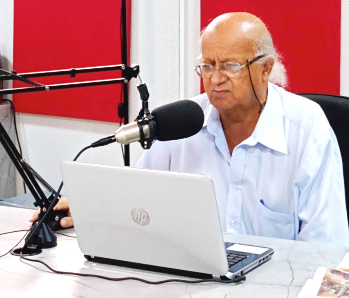 Edison Costa apresentando o programa "Município, Minha Terra", na Web Rádio TV Apucarana