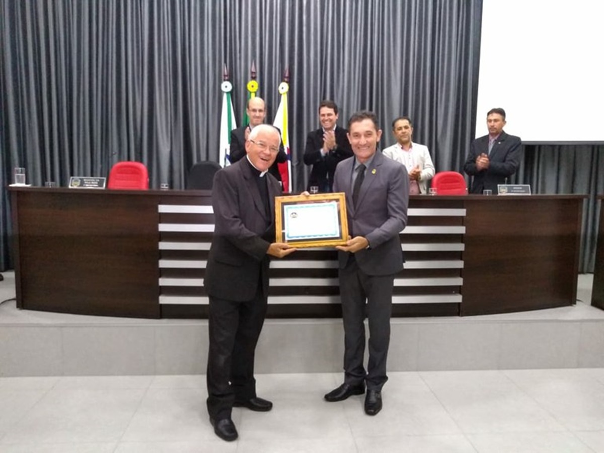 Recebendo Moção de Aplausos