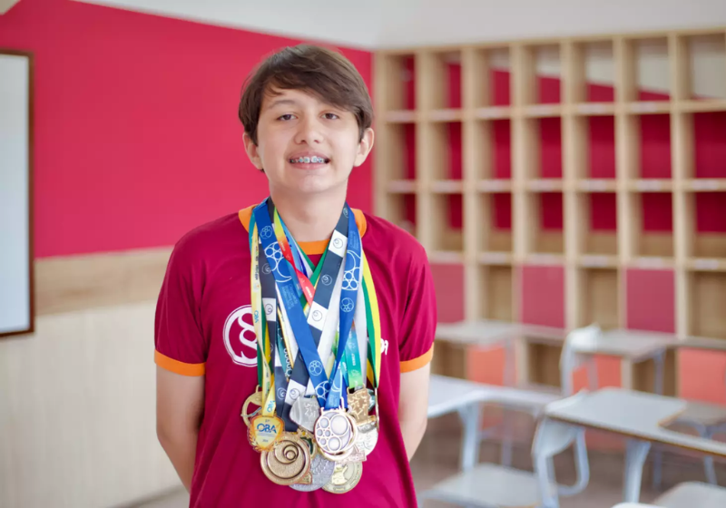 Bernardo é um verdadeiro gênio! O menino de apenas 12 anos foi aprovado no vestibular para Matemática na UERJ 