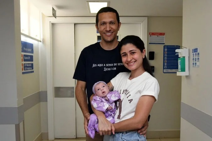 Ester com os pais, após a cirurgia inédita realizada em recém-nascida em Brasília.