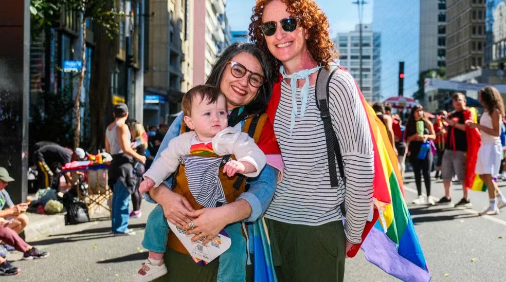 Isabel e Sofia com a filha Elis na Parada LGBT+ em São Paulo