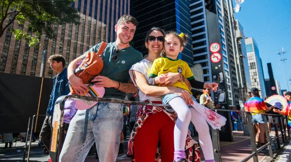 Caio e Carolina, pais da Maria Helena, na 30ª edição da Parada LGBT+ em São Paulo