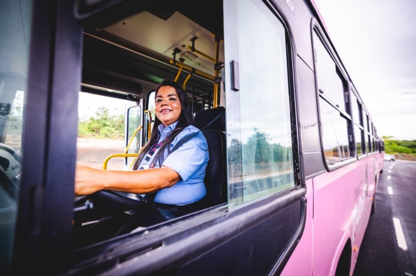 O ônibus rosa tem motoristas femininas e botão de pânico em conexão direta com a polícia.
