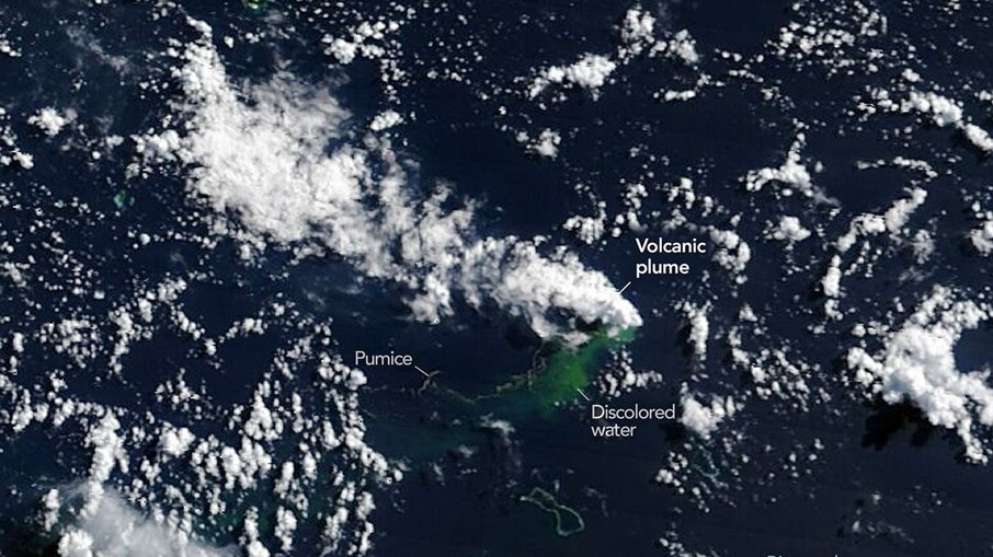 Imagem de satélite da NASA mostra pedra-pomes flutuante, água descolorida e pluma vulcânica após a erupção, em 15 de maio de 2026